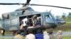 Soldiers and paramedics carry injured people from a helicopter in Chimanimani, about 600 kilometers south east of Harare, Zimbabwe, March, 19, 2019. 