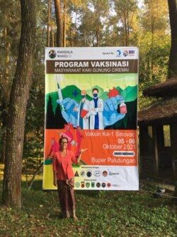 Rahmi Hidayati, Ketua Mandalawangi Bergerak, yang mengajak organisasi-organisasi masyarakat dan klub-klub pencinta alam membantu vaksinasi masyarakat adat di daerah terpencil. (Courtesy: Rahmi Hidayati)