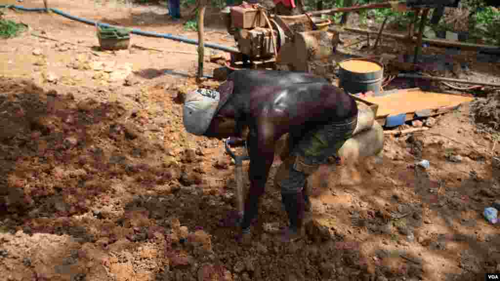 Un mineur utilise une pelle pour transporter la terre dans la petite mine d&#39;Atunso Cocoase à Atunso, Ghana, le 16 octobre 2014. (Chris Stein / VOA). 