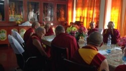 དགེ་ལུགས་མཁན་པོ་ཚོས་སྐྱ་བོ་རྣམས་ལ་ནང་ཆོས་སློབ་གཉེར་ཐད་བཀའ་བསྡུར་གནང་བ།
