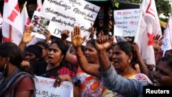 Para perempuan menyerukan slogan-slogan dalam unjuk rasa menentang pemerintah dan polisi setelah sembilan orang tewas ketika polisi menembak para pengunjuk rasa yang menuntut penutupan pabrik peleburan tembaga milik Vedanta Resources di Thootukudi, di Tamil Nadu, negara bagian di selatan India, di Chennai, India, 22 Mei 2018.