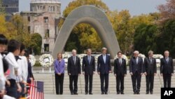 Ngoại trưởng Mỹ John Kerry và các vị ngoại trưởng khối G-7 đặt vòng hoa tại Công viên Hoà bình Hiroshima ở Nhật Bản, ngày 11/4/2016.
