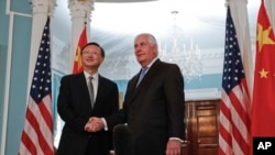 中國負責外交事務的最高級官員楊潔篪在美國國務院與國務卿蒂勒森握手（2017年9月12日）