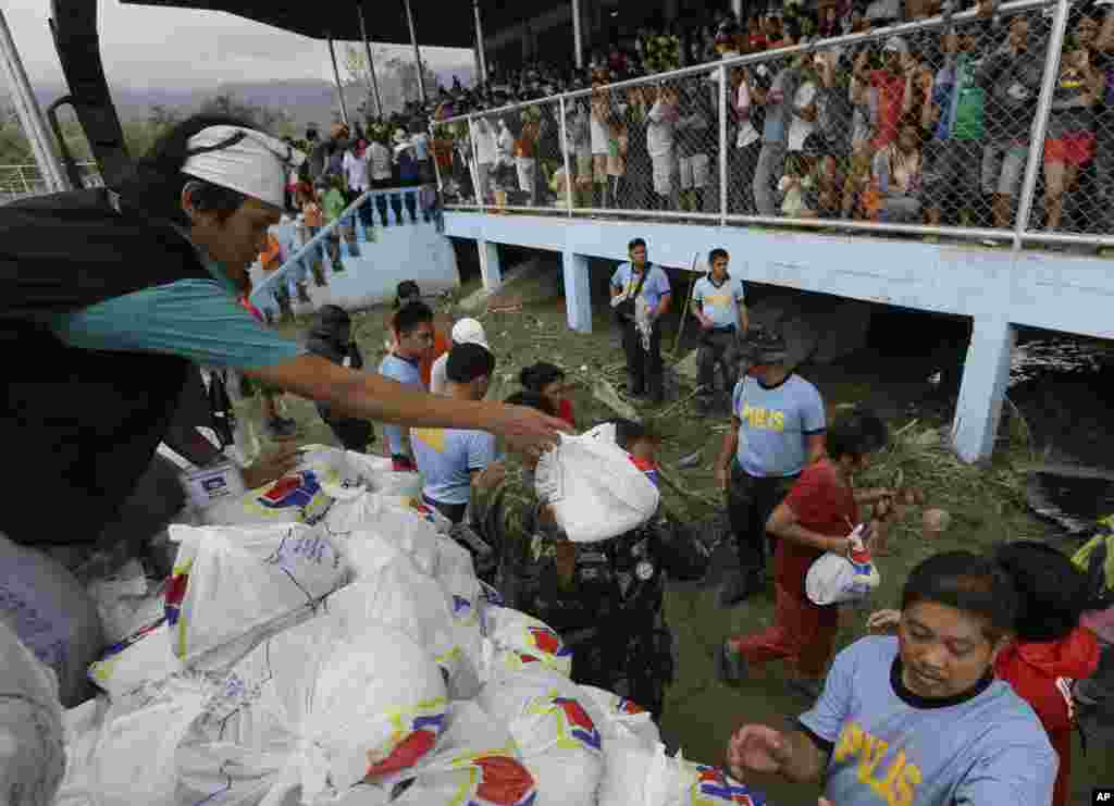 Typhoon victims receive relief goods following the visit of Philippine President Benigno Aquino, New Bataan township, Compostela Valley, Philippines, December 7, 2012. 