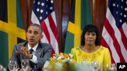 Rais Barack Obama na Waziri Mkuu wa Jamaica, Portia Simpson-Miller katika mkutano wa pamoja huko Kingston, Jamaica.