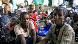 Pengungsi Ethiopia dari kelompok etnis Qemant duduk di tempat penampungan sementara di desa Basinga, distrik Basunda, wilayah Gedaref timur Sudan, 10 Agustus 2021. (Foto: ASHRAF SHAZLY / AFP)