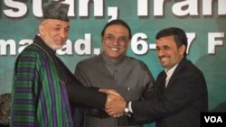 Presiden Afghanistan Hamid Karzai, Presiden Pakistan Asif Ali Zardari dan Presiden Iran Mahmoud Ahmadinejad berjabat tangan dalam KTT tiga negara di Islamabad, Pakistan (17/2).