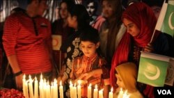 سانحہ پشاور آرمی پبلک اسکول میں جان قربان کرنےوالوں کی یاد میں شمعیں روشن کرنے کیلئےجمع ہوئے