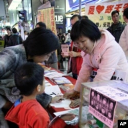 香港市民老少参与签卡活动