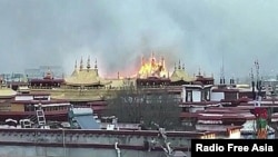 2018年2月17日的视频截图显示拉萨大昭寺起火（社交媒体图片）