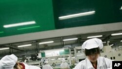 中国工人在广东龙华的富士康工厂里工作（资料照片） 