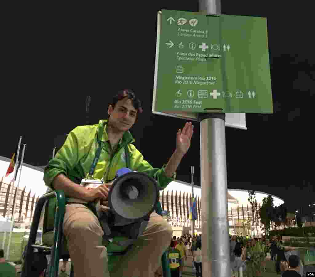 Anunciando mensagens importantes na Vila Olímpica
