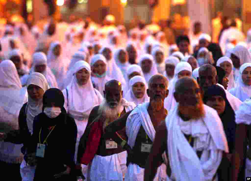 Muslim pilgrims walk in Mena November 16, 2010. (Fahad Shadeed/ Reuters)