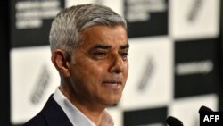 Sadiq Khan memberi pidato setelah dinyatakan sebagai pemenang dalam pemilihan Wali Kota London, di Balai Kota di London, Sabtu, 8 Mei 2021. (Foto: Justin Tallis/AFP)