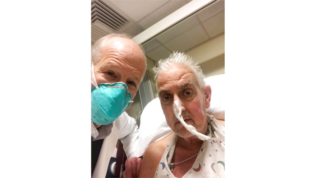 Dr. Bartli Grifit snima selfi sa pacijentom Dejvidom Benetom u Baltimoru u januaru 2022. Foto: Škola medicine Univerziteta Merilend