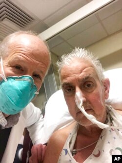 در این عکس که روز ۲۰ دی توسط دانشکده پزشکی دانشگاه مریلند منتشر شده است پزشک جراح بارتلی گریفیس (سمت چپ) در کنار دیوید بنت، فرد دریافت‌کننده قلب خوک، دیده می‌شود.