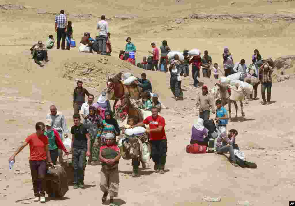 Syrian refugees cross into Iraq at the Peshkhabour border point in Dahuk, August 20, 2013.