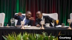 Presidentes Filipe Nyusi, de Moçambique, (esq) e Paul Kagame, do Ruanda (dir) (Foto de Arquivo)