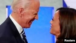 La senadora demócrata Kamala Harris y el exvicepresidente de EE.UU. Joe Biden, sonríen al llegar a la segunda noche del segundo debate presidencial demócrata de 2020, el 31 de julio de 2020.