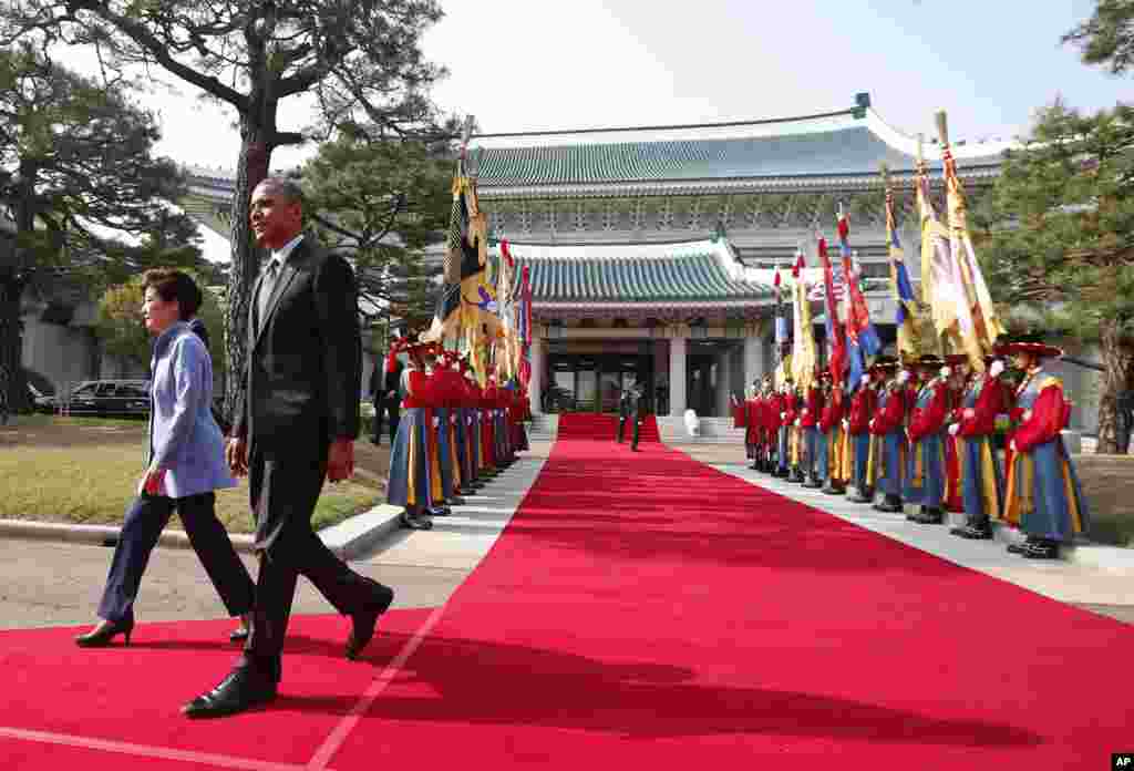 President Barack Obama is welcomed by South Korean President Park Geun-hye at the Blue House in Seoul, April 25, 2014. 