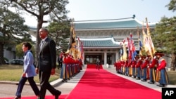 President Barack Obama is welcomed by South Korean President Park Geun-hye at the Blue House in Seoul, April 25, 2014. 