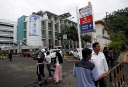 Suasana di depan pintu masuk Rumah Sakit Cipto Mangunkusumo, Jakarta, 11 Februari 2016. (Foto: Reuters)