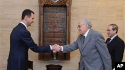 Sirijski predsednik Bašar al Asad rukuje se sa izaslanikom UN-a i Arapske lige Lakdarom Brahimijem