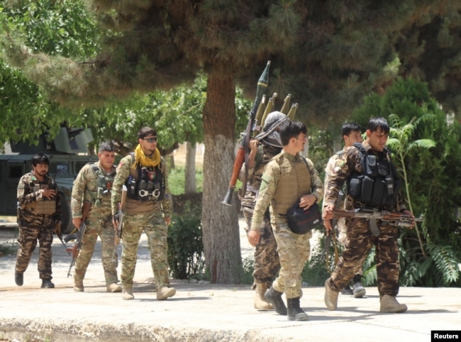 افغان سیکیورٹی فورسز کے لگ بھگ 100 اہلکار سرحد پار فرار ہوئے۔