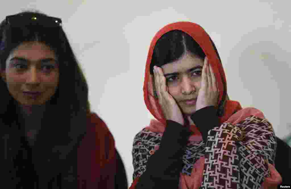 La défenseuse pakistanaise de l&rsquo;éducation pour les jeunes filles, Malala Yousafzai, à droite, réagit à un message lors d&rsquo;une rencontre avec les meneurs de la campagne &laquo;&nbsp;Ramenez-nouz nos Filles&nbsp;&raquo; à Abudja, Nigeria, le 13 juillet 2014. REUTERS/Afolabi Sotunde 