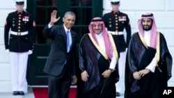 El presidente Obama recibe a los príncipes coronados sauditas, Mohamed bin Nayef (centro), y Mohamed bin Salman Abdulaziz Al Saud (derecha).