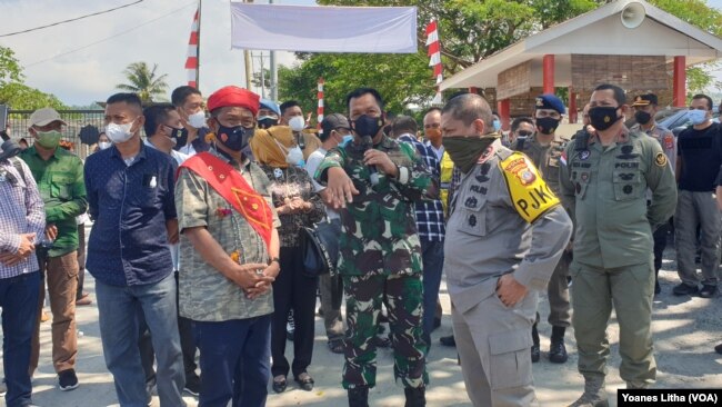 Gubernur Sulawesi Tengah, Rusdy Mastura (selempang merah) saat mengunjungi Pos Komando Taktis Operasi Madago Raya di Tokorondo, Poso Pesisir, Kabupaten Poso. Sabtu (31/7/2021). (Foto: VOA/Yoanes Litha)