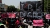 Des manifestants maliens exigent la démission du président malien Ibrahim Boubacar Keita sur la place de l'Indépendance à Bamako, au Mali, le 19 juin 2020. REUTERS/Matthieu Rosier