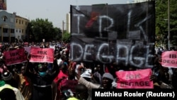 Des partisans de l'imam Mahmoud Dicko lors d'une manifestation exigeant la démission du président du Mali, Ibrahim Boubacar Keita, sur la place de l'Indépendance à Bamako, au Mali, le 19 juin 2020. (Photo: REUTERS/Matthieu Rosier)