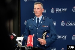 پولیس کمشنر مائیک بش فائرنگ کے بارے میں میڈیا سے بات کر رہے ہیں۔ 15 مارچ 2019