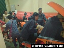 Tim Reaksi Cepat BPPD DIY mengirim logistik ke Balai Desa Glagahharjo sebagai persiapan, Senin, 21 Mei 2018. (Foto: BPDP DIY)