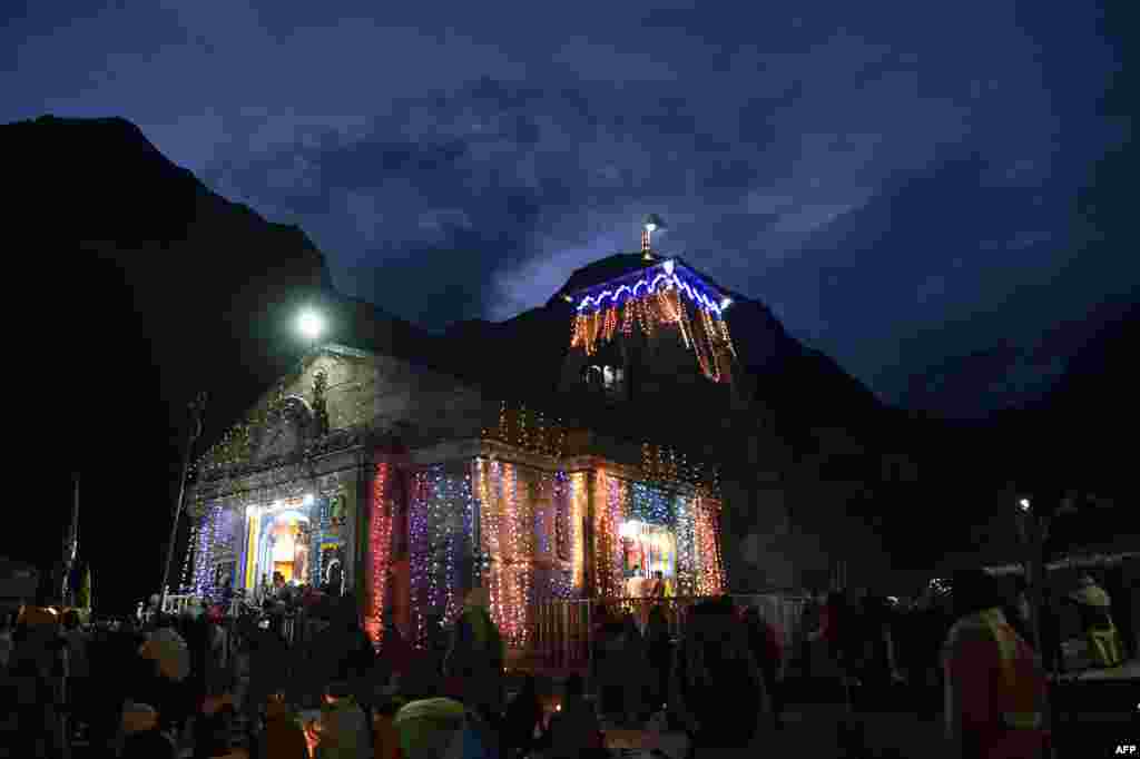 Warga Hindu India menghadiri upacara menghormati Kuil Kedarnath yang selesai direnovasi, setelah bencana banjir tahun 2013 merusak kuil ini dan menewaskan 5.700 orang lebih di distrik Rudraprayag, negara bagian Uttarakhand.