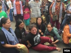 Bov Sophea, Boeng Lake's land activist, cried before the Phnom Penh Municipal Court after she was violently beaten by security guards of Daun Penh district on February 23, 2017. (Hul Reaksmey/VOA Khmer)