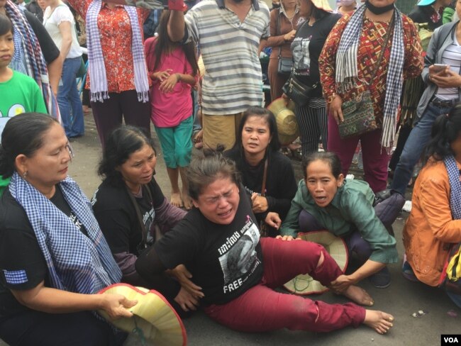 Bov Sophea, Boeng Lake's land activist, cried before the Phnom Penh Municipal Court after she was violently beaten by security guards of Daun Penh district on February 23, 2017. (Hul Reaksmey/VOA Khmer)