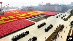 Các quân xa chở phi đạn trong cuộc diễn binh ở Bình Nhưỡng hôm 15/4/12 mừng 100 năm ngày sinh của ông Kim Il-sung, người thành lập nước (Ảnh do thông tấn xã KCNA của Bắc Triều Tiên công bố)