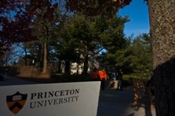 Orang-orang berjalan di sekitar kampus Universitas Princeton di New Jersey, 16 November 2013. (Foto: Reuters)