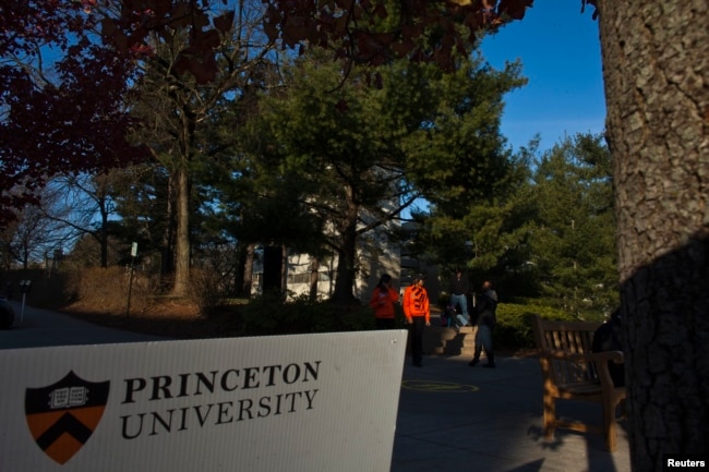 Orang-orang berjalan di sekitar kampus Universitas Princeton di New Jersey, 16 November 2013. (Foto: Reuters)