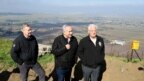 Thượng nghị sĩ Lindsey Graham (trái) cùng Thủ tướng Israel, Benjamin Netanyahu (giữa) và đại sứ Mỹ tại Israel, David Friedman, trong chuyến thăm Cao nguyên Golan ở Israel. 