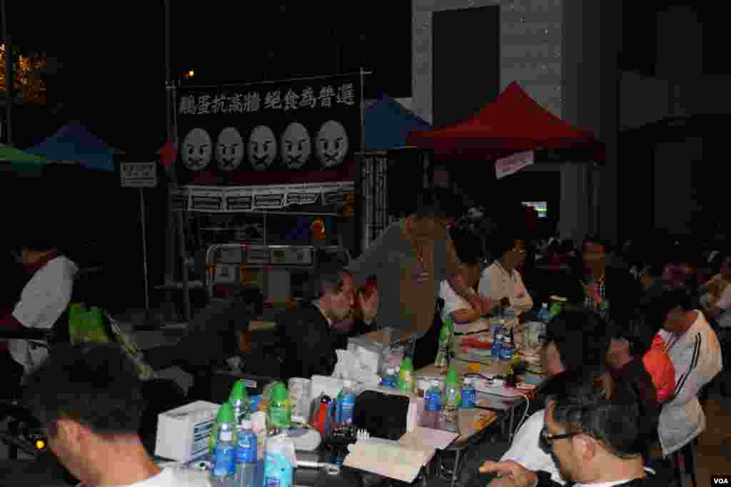 香港泛民在中环展开“绝食争普选”行动的第三晚现场（美国之音图片/海彦拍摄）