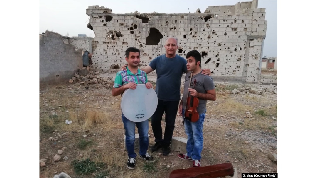 Kurdish musician Gani Mirzo pictured with two blind students in Kobani, Syria, July 2018. (courtesy: Gani Mirzo)
