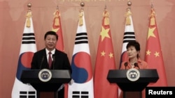 지난해 7월 한국을 방문한 시진핑 중국 국가주석(왼쪽)이 박근혜 한국 대통령과 정상회담 후 공동기자회견을 하고 있다. (자료사진)