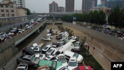 中國鄭州發生洪災，高空拍攝的照片顯示汽車堆積在一個隧道口。（2021年7月22日）