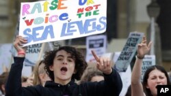 Demonstran di London, Inggris menyerukan tindakan segera untuk mengatasi perubahan iklim (foto: dok). 
