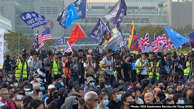 香港民主派立法会议员莫乃光批评,北京禁止三家美国传媒记者在港、澳采访,令香港社会运动的真相减少国际传媒曝光率。 (美国之音/汤惠芸)