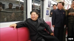 Lãnh tụ Bắc Triều Tiên Kim Jong-un ngồi trên một chuyến tàu điện ngầm mới được sản xuất tại Kaeson Station ở Bình Nhưỡng (Ảnh tư liệu do báo của đảng Lao động Triều Tiên phát hành).