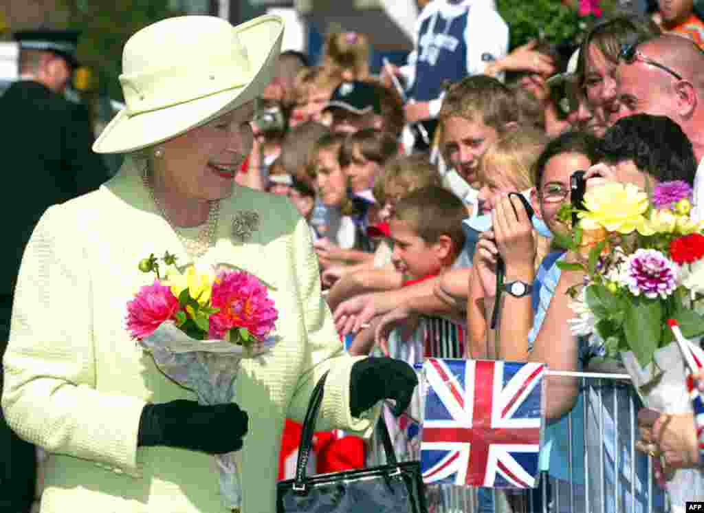 Britain's Queen Elizabeth meets the public during her visit to Preston, northern England, August. 5, 2002. (AP)
